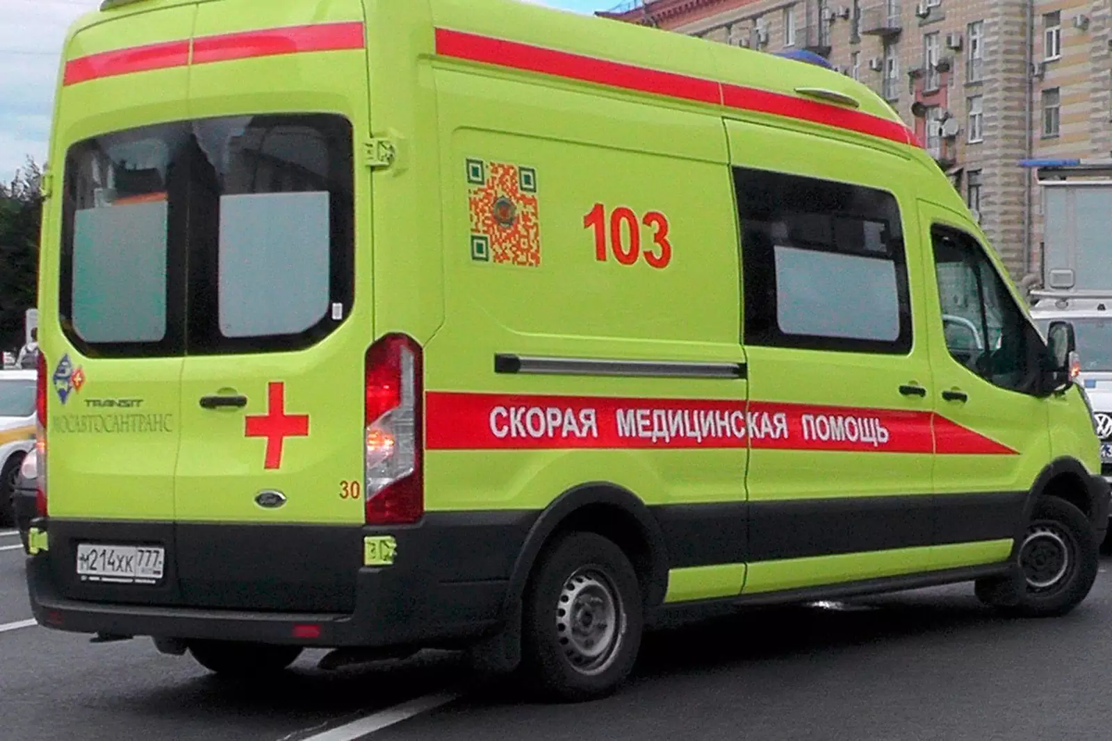 В Москве школьница выпала из окна 22 этажа и выжила