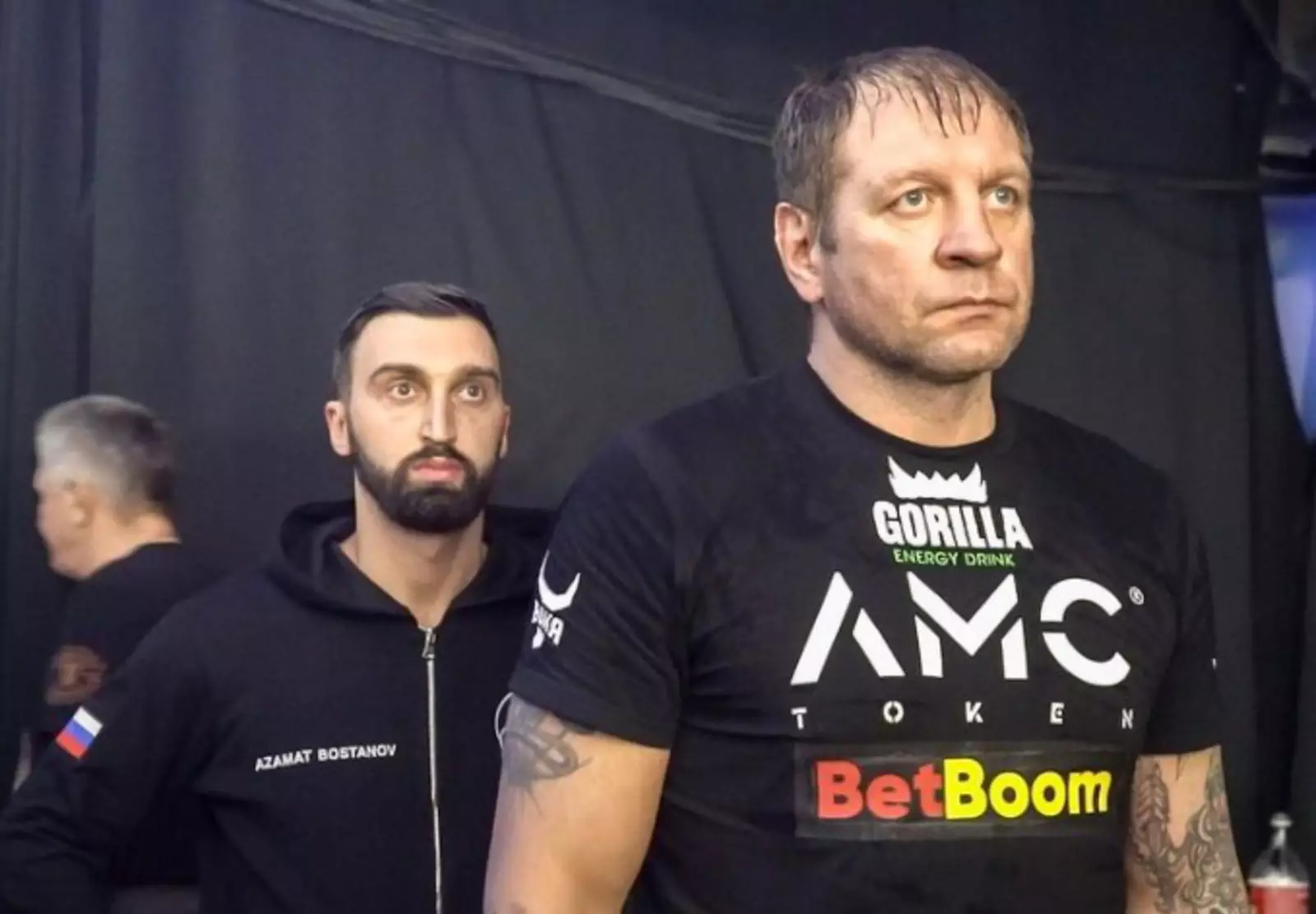 Азамат Бостанов (сзади) и Александр Емельяненко. Азамат Бостанов (сзади) и Александр Емельяненко.