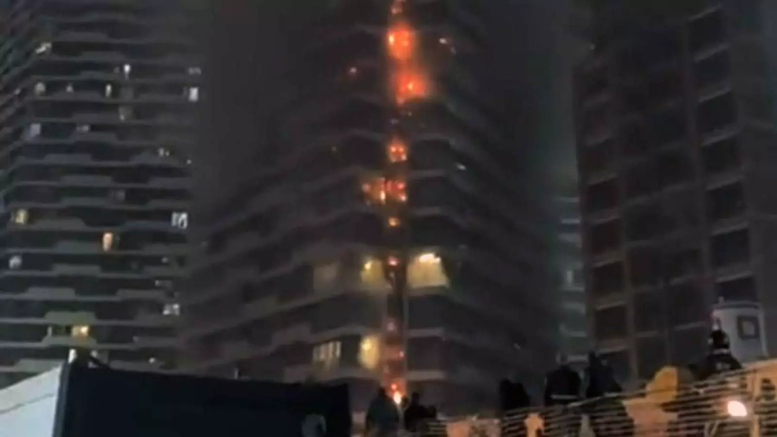 В Стамбуле загорелся небоскреб