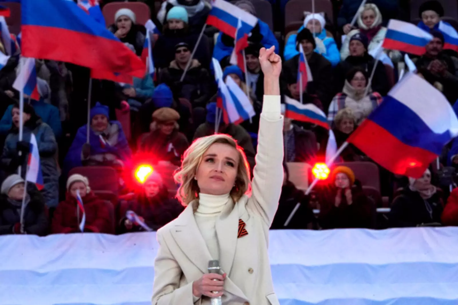 Полина Гагарина выступает на стадионе Полина Гагарина выступает на стадионе