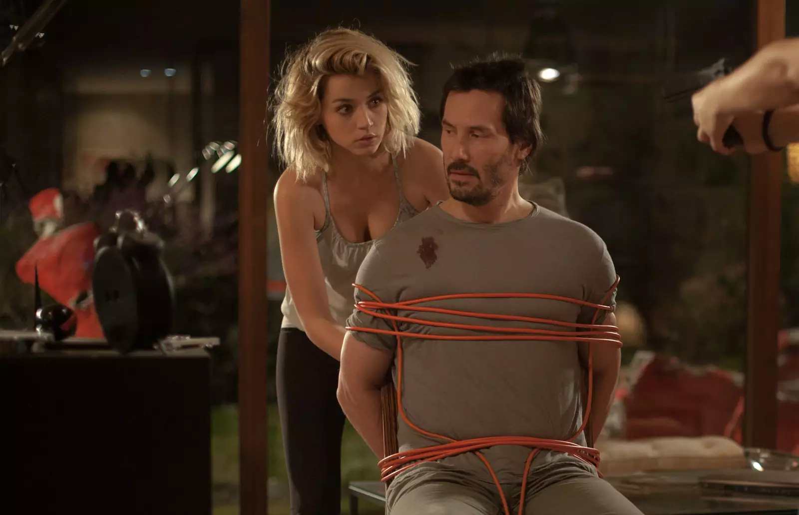 Забавный факт - в 2014 году Киану Ривз и малоизвестная тогда актриса Ана де Армас уже работали на одной площадке. Свел их вместе триллер "Кто там" режиссера Илая Рота, в котором архитектору пришлось дорого заплатить за измену жене. Забавный факт - в 2014 году Киану Ривз и малоизвестная тогда актриса Ана де Армас уже работали на одной площадке. Свел их вместе триллер "Кто там" режиссера Илая Рота, в котором архитектору пришлось дорого заплатить за измену жене.