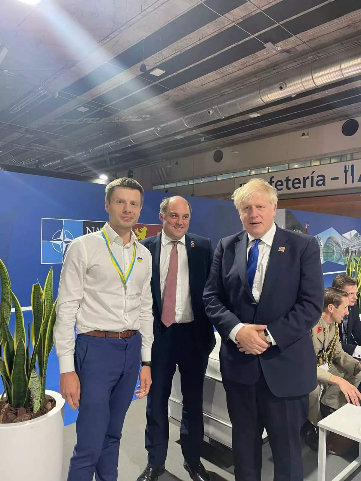 Алексей Гончаренко в компании Бена Уоллеса и бывшего премьер-министра Великобритании Бориса Джонсона Алексей Гончаренко в компании Бена Уоллеса и бывшего премьер-министра Великобритании Бориса Джонсона