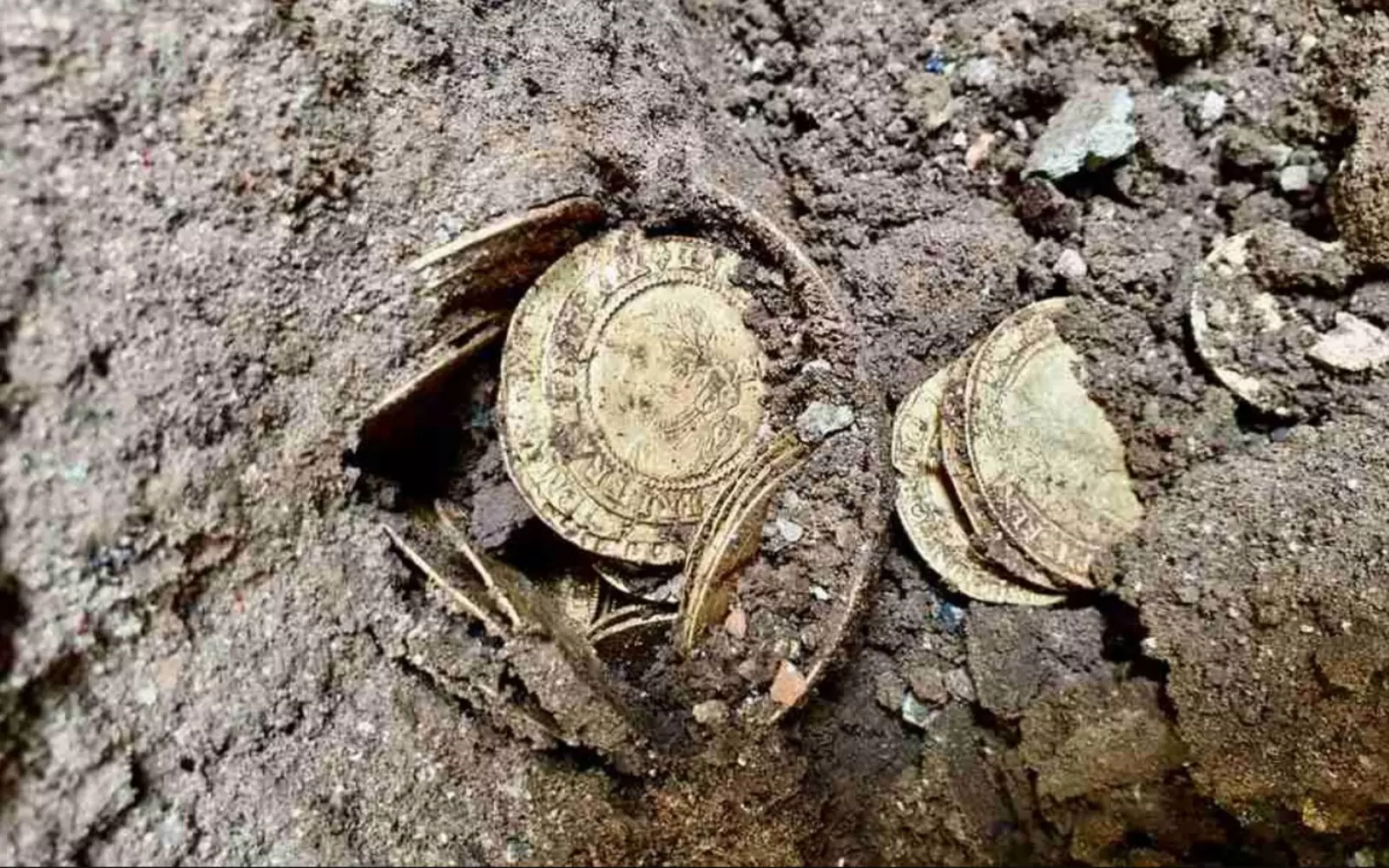 Пара нашла клад под половицами на кухне. Пара нашла клад под половицами на кухне.