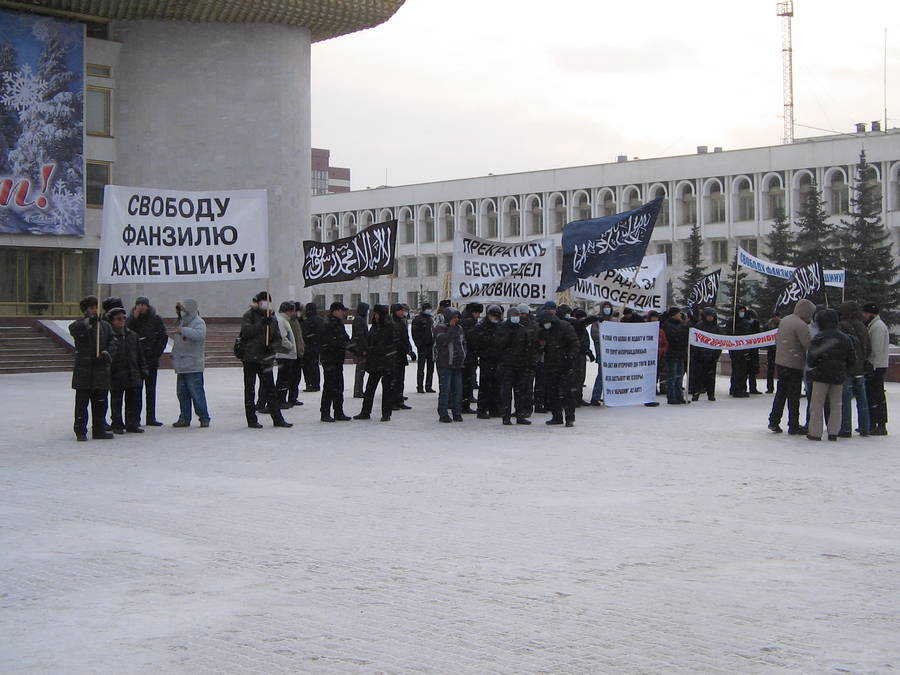 Пикет в поддержку Фанзиля Ахметшина в Уфе 24 декабря 2011 года © Михаил Мирошниченко