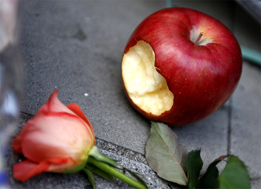 Надкусанное яблоко - логотип компании Apple - у магазина Apple Store в Токио. © Yuriko Nakao/Reuters