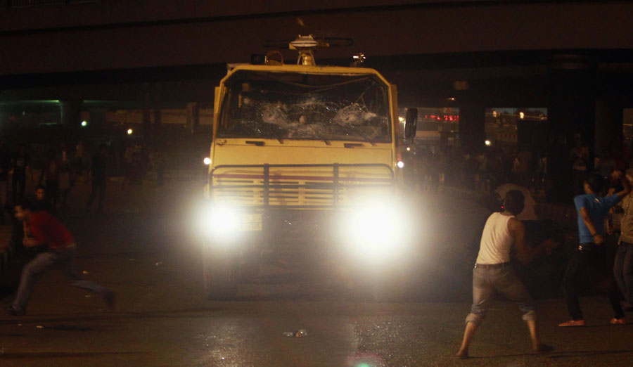 Полицейские машины были закиданы камнями. © Amr Abdallah Dalsh/Reuters