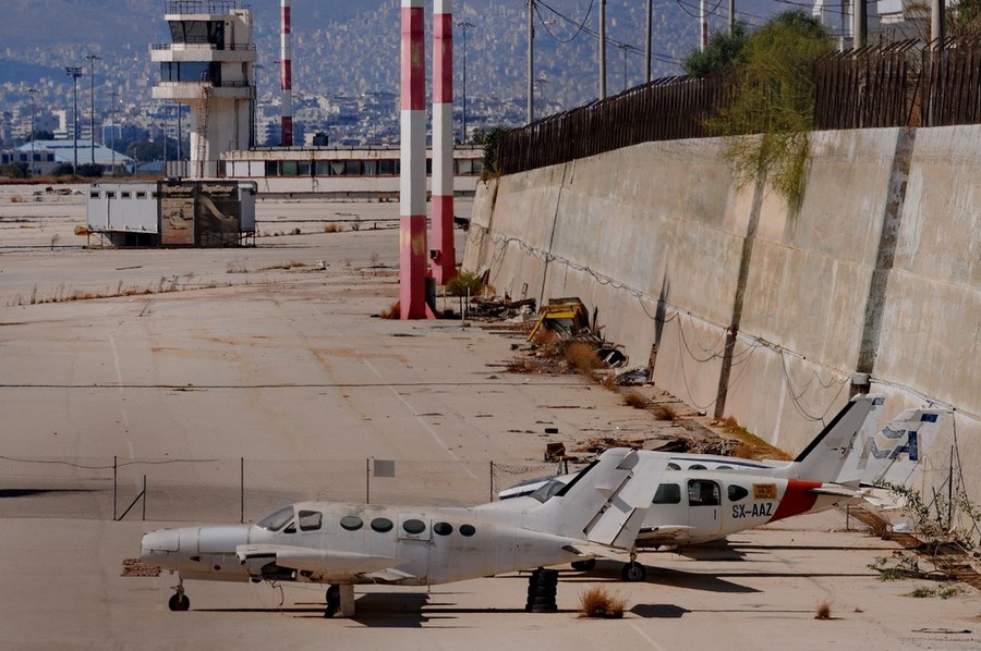 Цессна 421 в заброшенном афинском аэропорту Хеллиникон