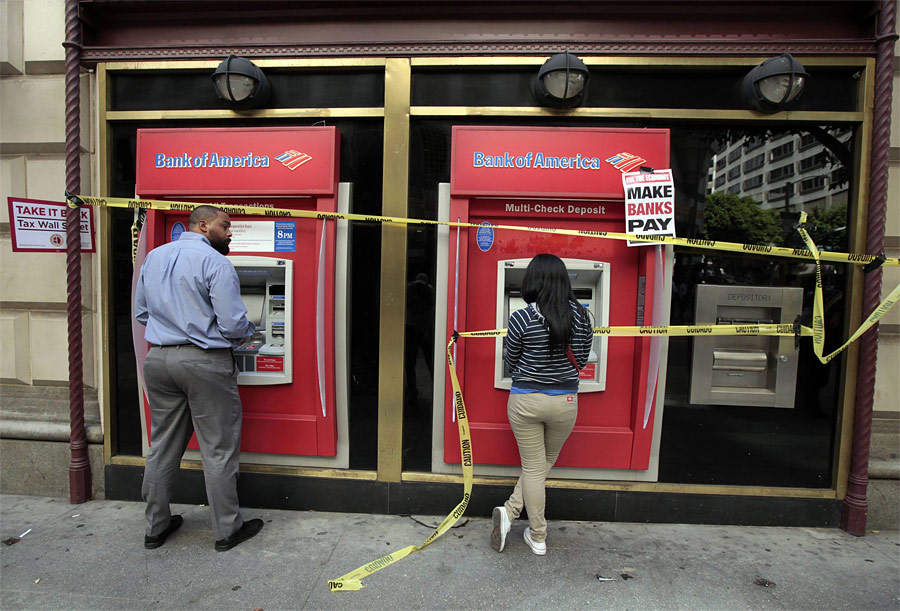 Последствия захвата отделения Bank of America в Лос-Анджелесе. © Lucy Nicholson/Reuters