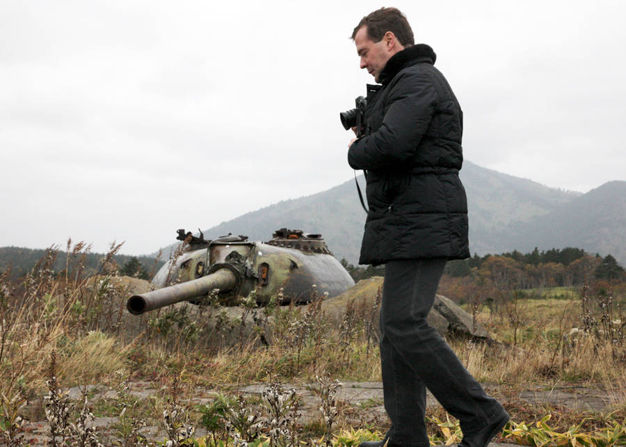 Президент России Дмитрий Медведев во время прогулки по острову Кунашир 1 ноября 2010 года. © Михаил Климентьев/ИТАР-ТАСС