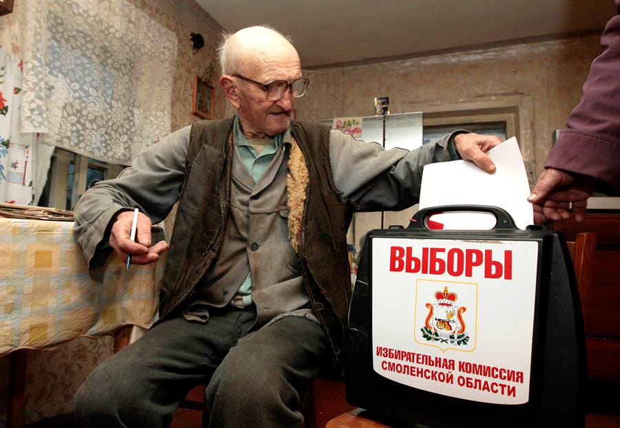 Житель деревни Грязи голосует дома. © Vasily Fedosenko/Reuters