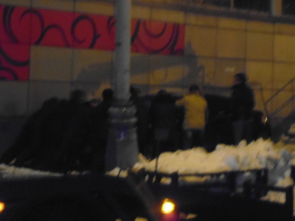пригнанные в 2 часа ночи с ближайшего дэза нерусские дворники отталкивают от здания машину(с автоматом кажется)
