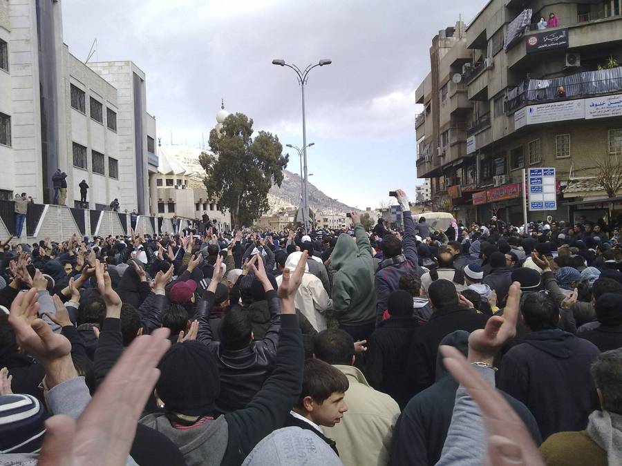 Протестующие в Дамаске 18 февраля 2012 года © Reuters/Handout
