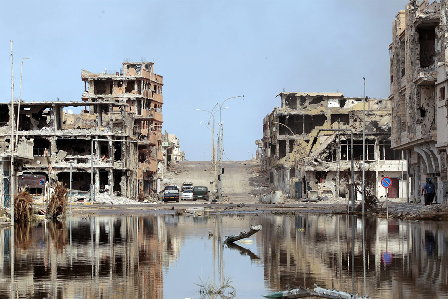 На улицах разрушенного Сирта. © Thaier al-Sudani/Reuters