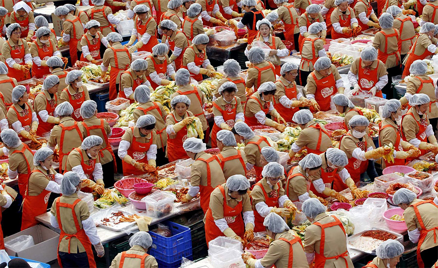 Во вторник в Сеуле около двух тысяч добровольцев приготовили 270 тонн традиционной корейской закуски «кимчи» — квашеной капусты, густо приправленной специями. Приготовленную еду будут раздавать нуждающимся зимой. © Jo Yong-Hak/Reuters