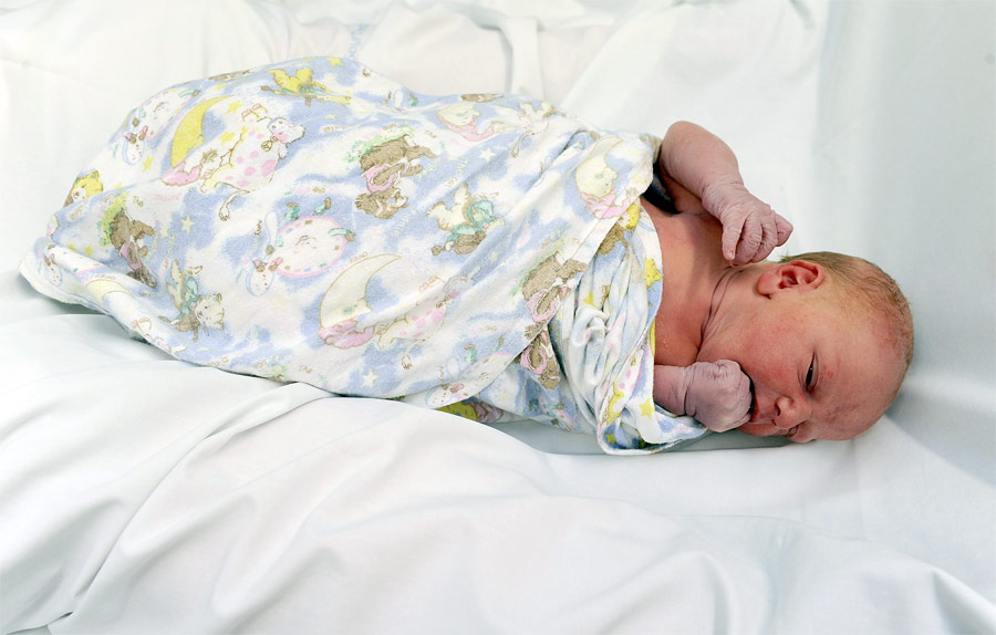Новорожденный Айзек Дэвис в больнице города Мидлсбро на севере Англии. © Nigel Roddis/Reuters