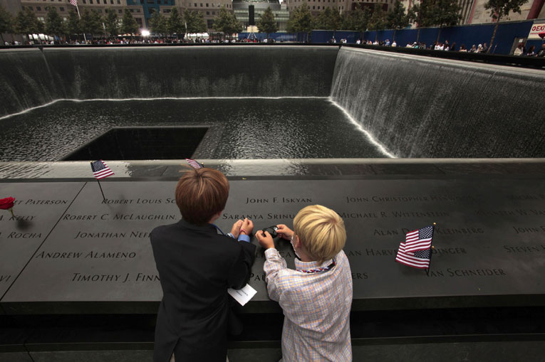 Братья Финн и Чарли Стрейн у имени их отца, погибшего в теракте 11 сентября. © Reuters/Carolyn Cole