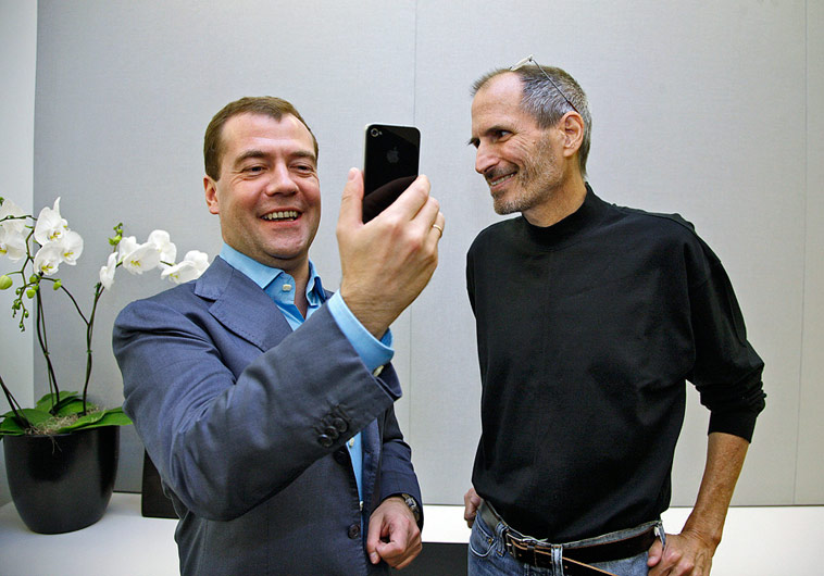 Предыдущий iPhone Дмитрий Медведев получил в подарок от Стива Джобса в июне 2010 года. © ИТАР-ТАСС / Дмитрий Астахов