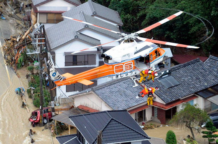 Спасатели поднимают на вертолет пострадавших от сели и наводнения в Натикацууре, префектура Вакаяма. © Reuters