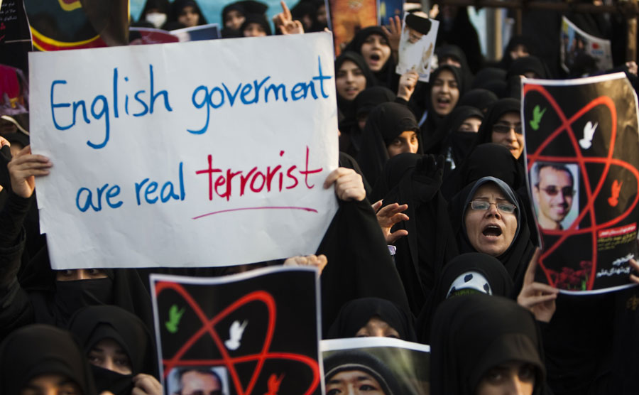 Участники демонстрации перед посольством Великобритании в Иране, перешедшей в штурм посольства. © RAHEB HOMAVANDI/Reuters