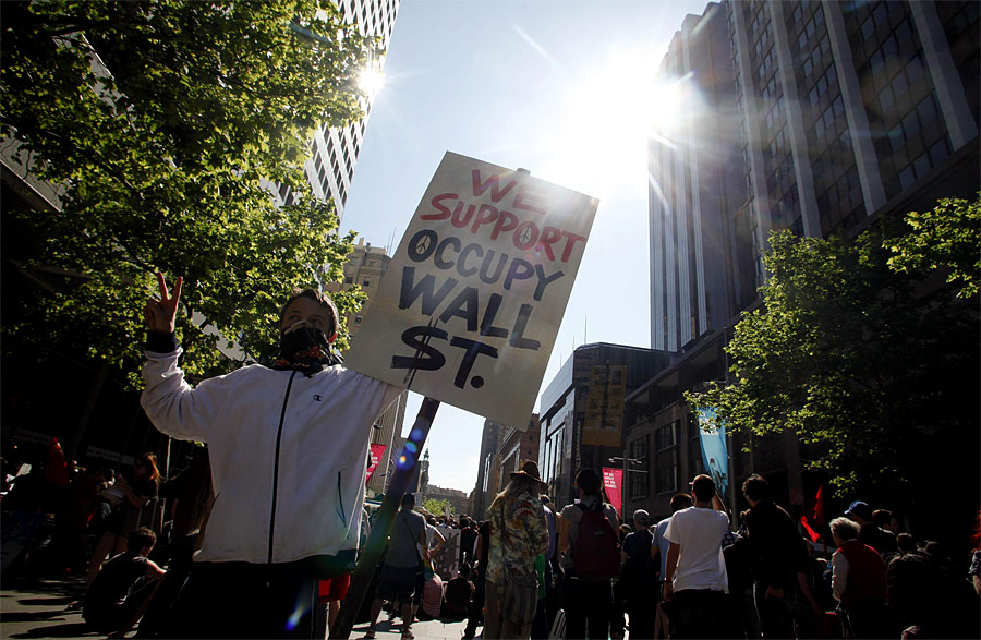 Демонстранты у здания Резервного банка Австралии в Сиднее. © Lukas Coch/Reuters