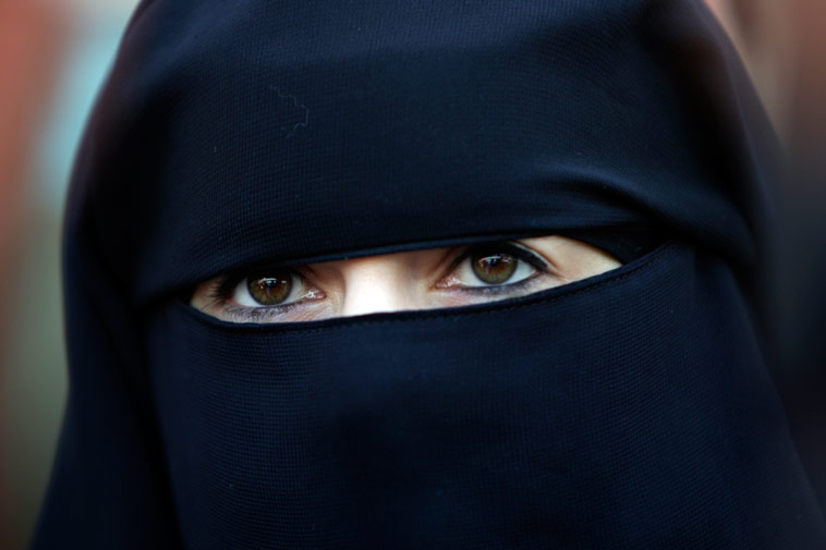 Мусульманка в никабе. © Stephane Mahe/Reuters