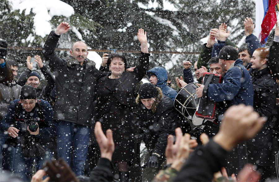 Алла Джиоева со сторонниками. © Эдуард Корниенко/Reuters