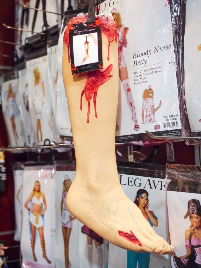 На фото - сумка-нога для костюма зомби или адской медсестрички на Хэллоуин.