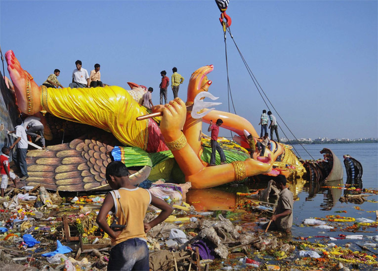 Огромный монумент бога-слона погружен в воды озера Хуссейн Сагар (город Хайдарабад) в знак окончания праздника Ганеша-чатуртхи, десятидневного религиозного фестиваля, символизирующего избавление человечества от несчастий и страданий. Индусы провожают бога в его обитель, снабжая статую подарками: едой и молоком. Считается, что на своем хоботе Ганеша уносит прочь все, что мешает человеческому счастью. © Reuters / Krishnendu Halde