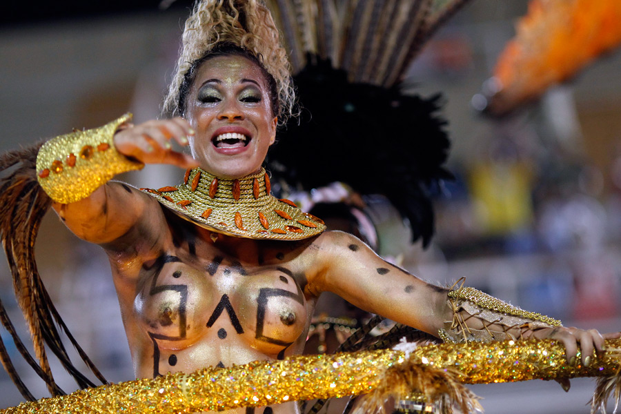 Танцовщица самбы на карнавале в Рио-де-Жанейро. 