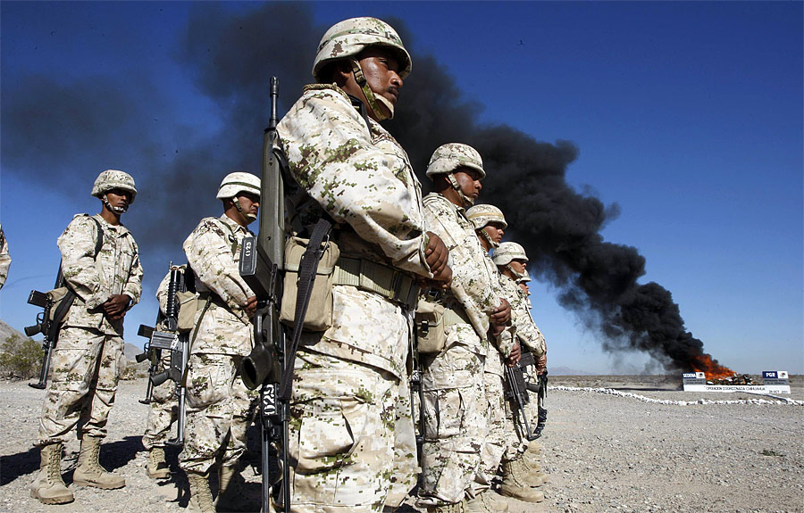 Мексиканские солдаты на военной базе в Сьюдад-Хуаресе во время сжигания наркотиков. © Jose Luis Gonzalez/Reuters
