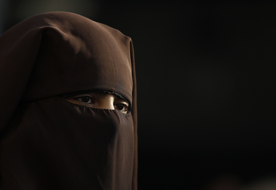 Мусульманская женщина в никабе. © Michael Buholzer/REUTERS