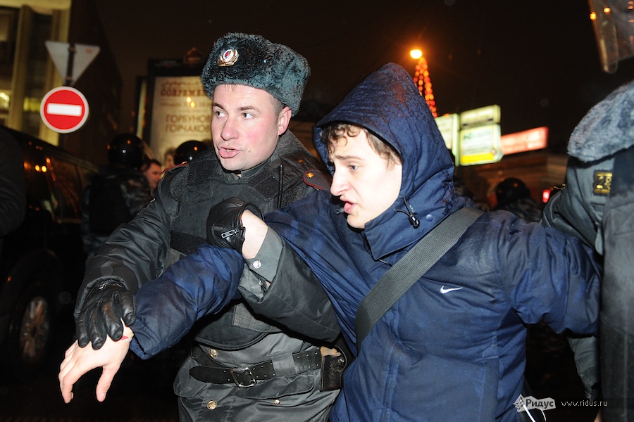 Полиция задерживает манифестантов. © Антон Белицкий/Ridus.ru