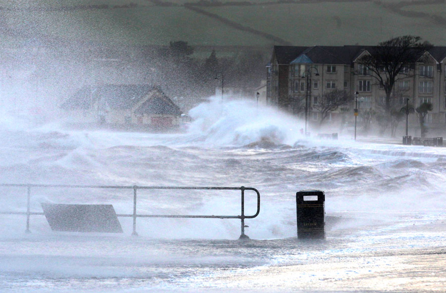 Штормовые волны в центре города Ларгс на западном побережье Шотландии. © David Moir/Reuters