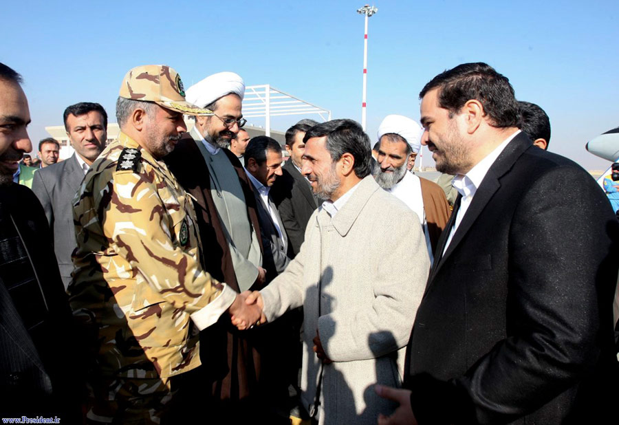 Президент Ирана Махмуд Ахмадинеджад обменивается рукопожатием с главнокомандующим иранской армии. © President.ir/Reuters