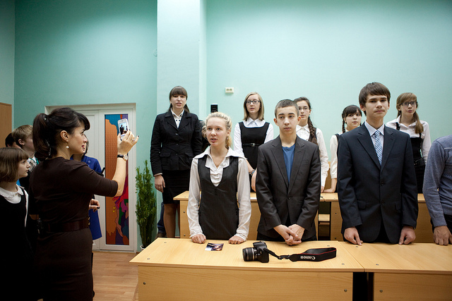 Участники школьного хора поют романс Свиридова «Метель», современную российскую эстраду не слушают и не знают совсем. Приятно. 