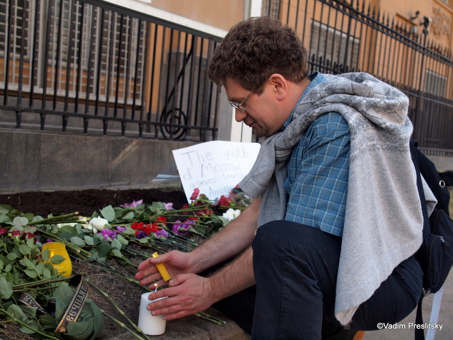 Мужчина зажигает свечу возле американского посольства в Москве в  память о  жертвах  трагедии в Бостоне. Москва. ©Vadim Preslitsky