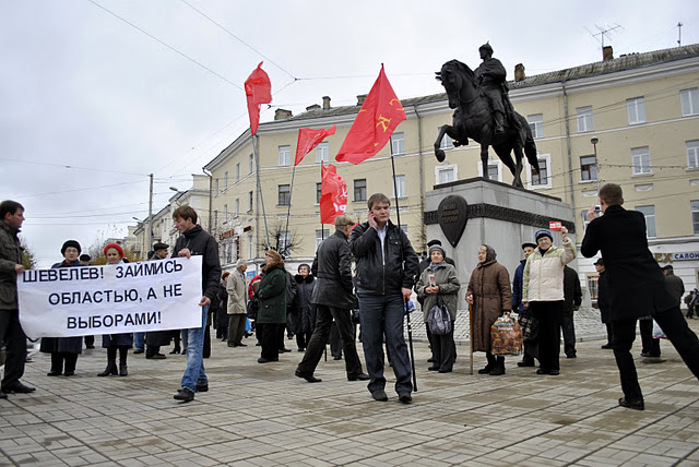 Митингующие на Советской площади.