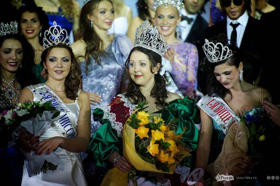 Награда победительнице конкурса красоты. Мисс Россия 2011 Забожанская.