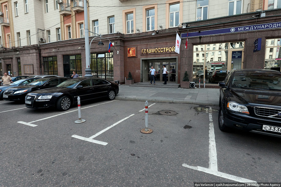 Нелегальные парковки в центре Москвы.
