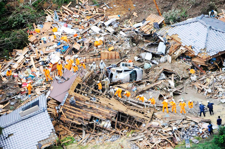 Пожарные разбирают обломки зданий в Танабе после селевого потока, вызванного тропическим тайфуном Талас в Японии. © Reuters
