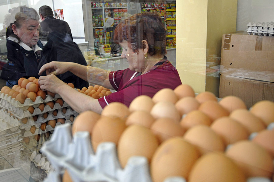 Торговля яйцами на городском рынке. © Михаил Мордасов/РИА Новости