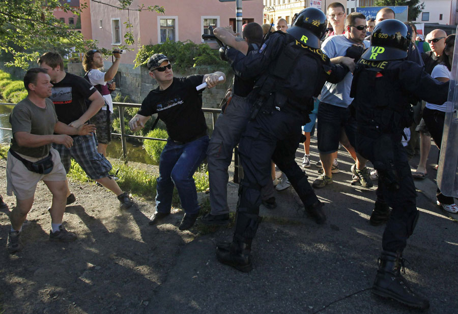 Участников антицыганской демонстрации в Варнсдорфе пытается разогнать полиция. © Reuters/DAVID W CERNY