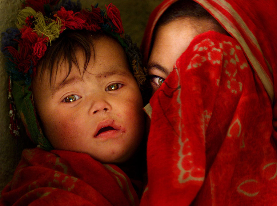 Хазарейская девушка с ребенком прячется в пещере в провинции Бамиан. © Peter Andrews/Reuters