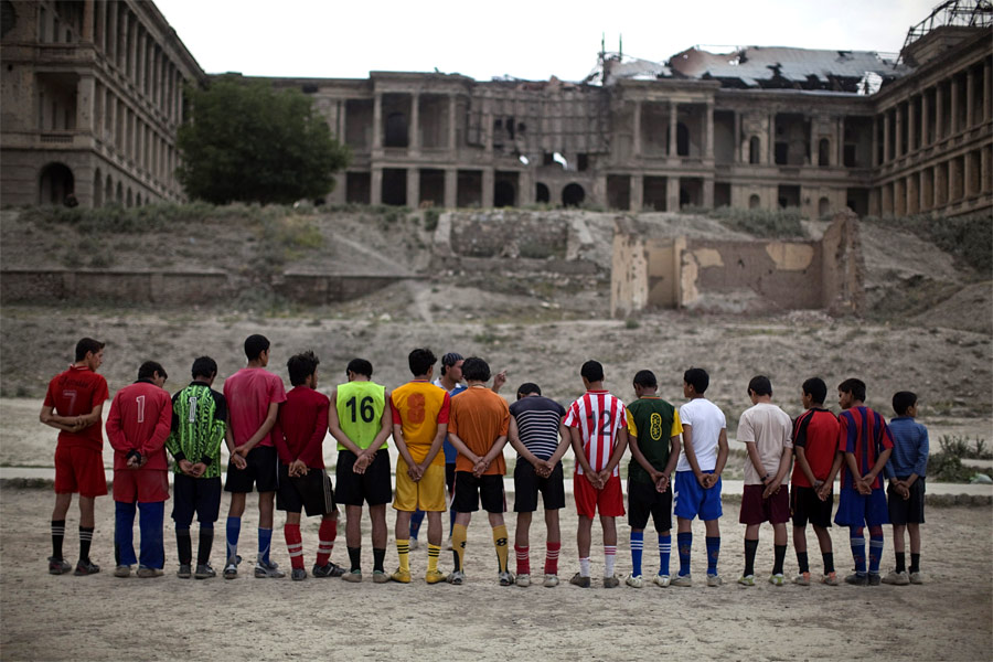Афганские футболисты у разрушенного дворца Дарул-Аман в Кабуле. © Ahmad Masood/Reuters