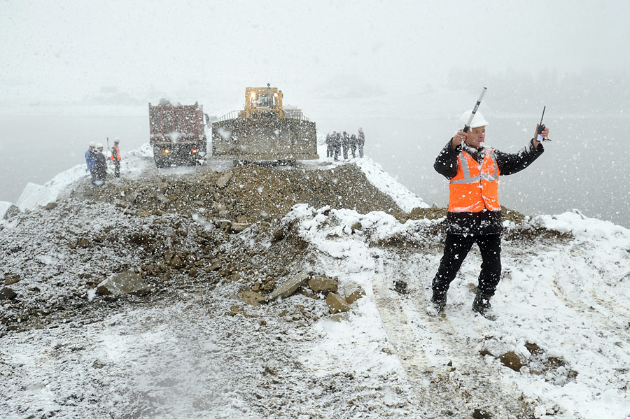 Работать приходится в сложных погодных условиях. © Валерий Шарифулин/ИТАР-ТАСС