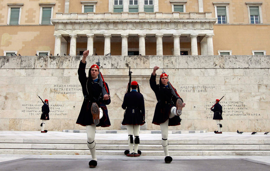 У здания греческого Правительства в Афинах. © John Kolesidis/Reuters