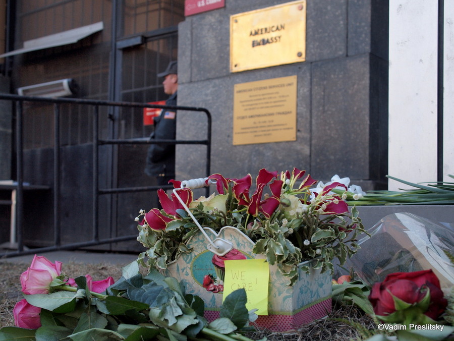 Цветы возле американского посольства в Москве в  память о  жертвах  трагедии в Бостоне. Москва. ©Vadim Preslitsky