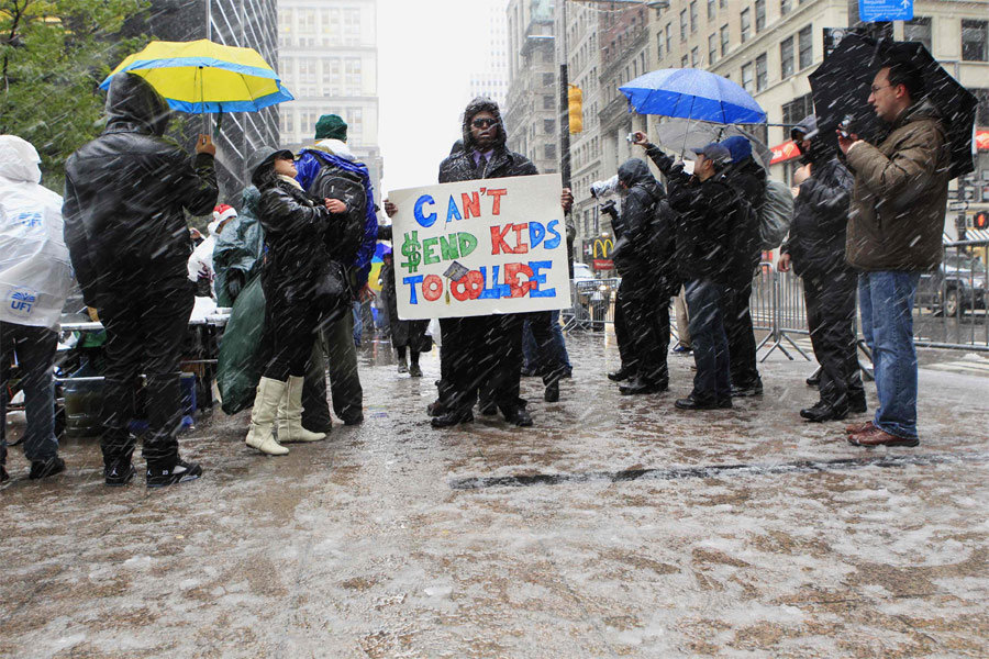 Участники акции Occupy Wall Street митингуют под снегом. © Lucas Jackson/Reuters