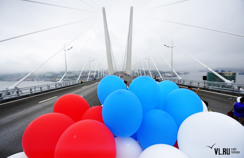 Мост украшали шары цветов российского флага