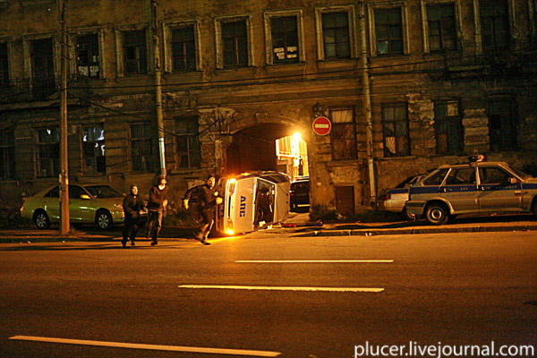 Активисты арт-группы «Война» перевернули милицейскую машину рядом с Михайловским замком в Петербурге 16 сентября 2010 года. © Alex Plutser-Sarno/plucer.livejournal.com